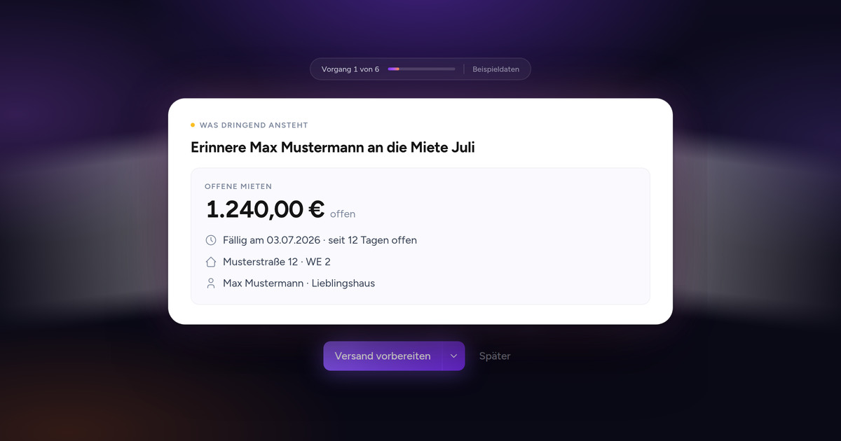 Der Brain-Stapel in ViVi auf dunklem Grund: vorn die Karte zu einer offenen Miete über 1.240 Euro aus der Musterstraße 12, daneben die nächsten Vorgänge als unscharfe Silhouetten, darüber die Anzeige Vorgang 1 von 6 und darunter der Split-Button Versand vorbereiten