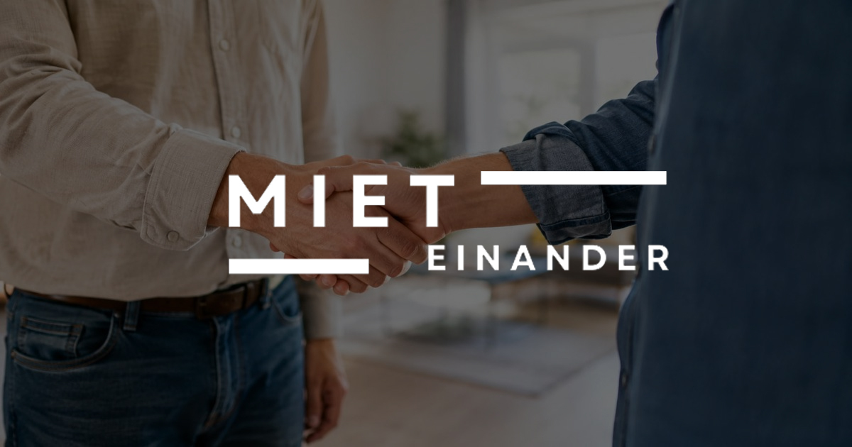 Zwei Personen geben sich zur Begrüßung die Hand, Nahaufnahme des Handschlags