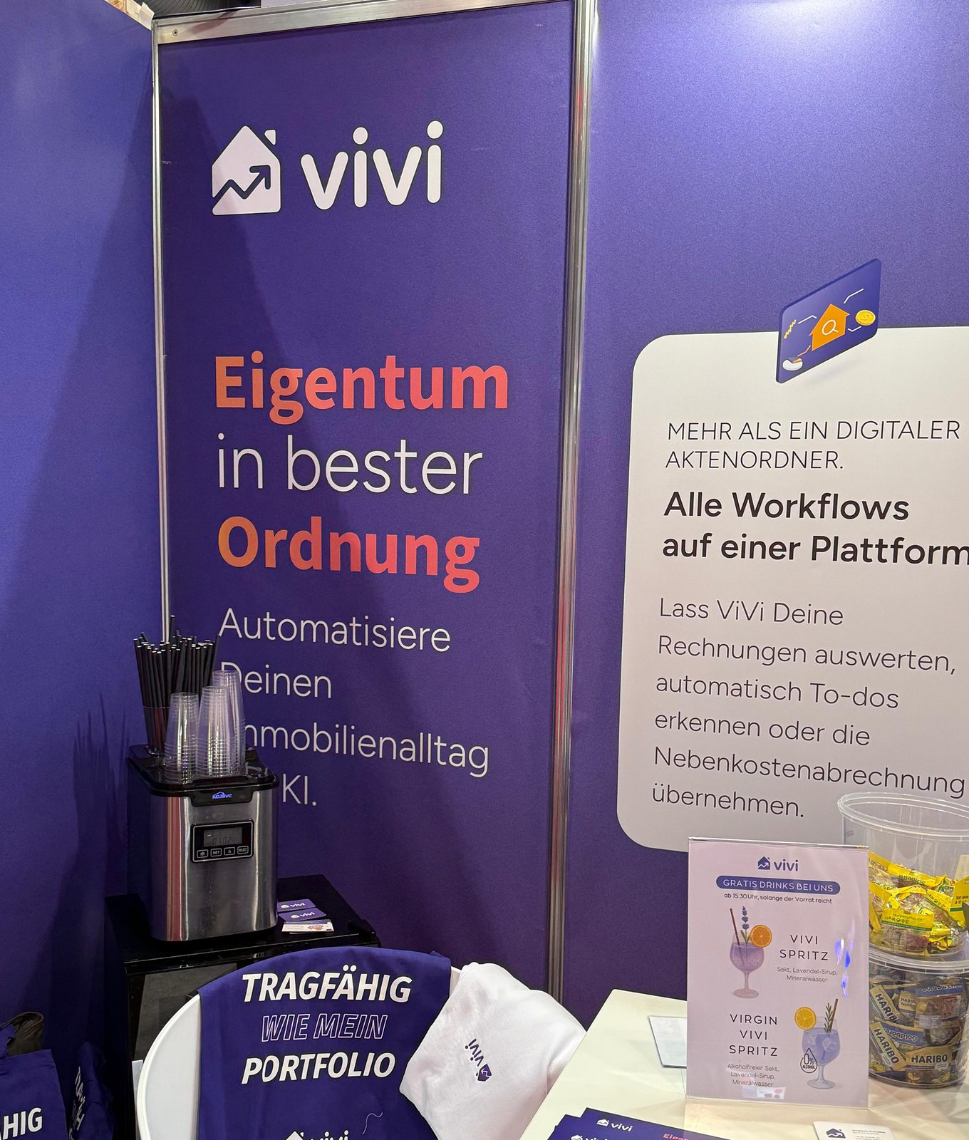 Messewand am ViVi-Stand mit dem Claim Eigentum in bester Ordnung